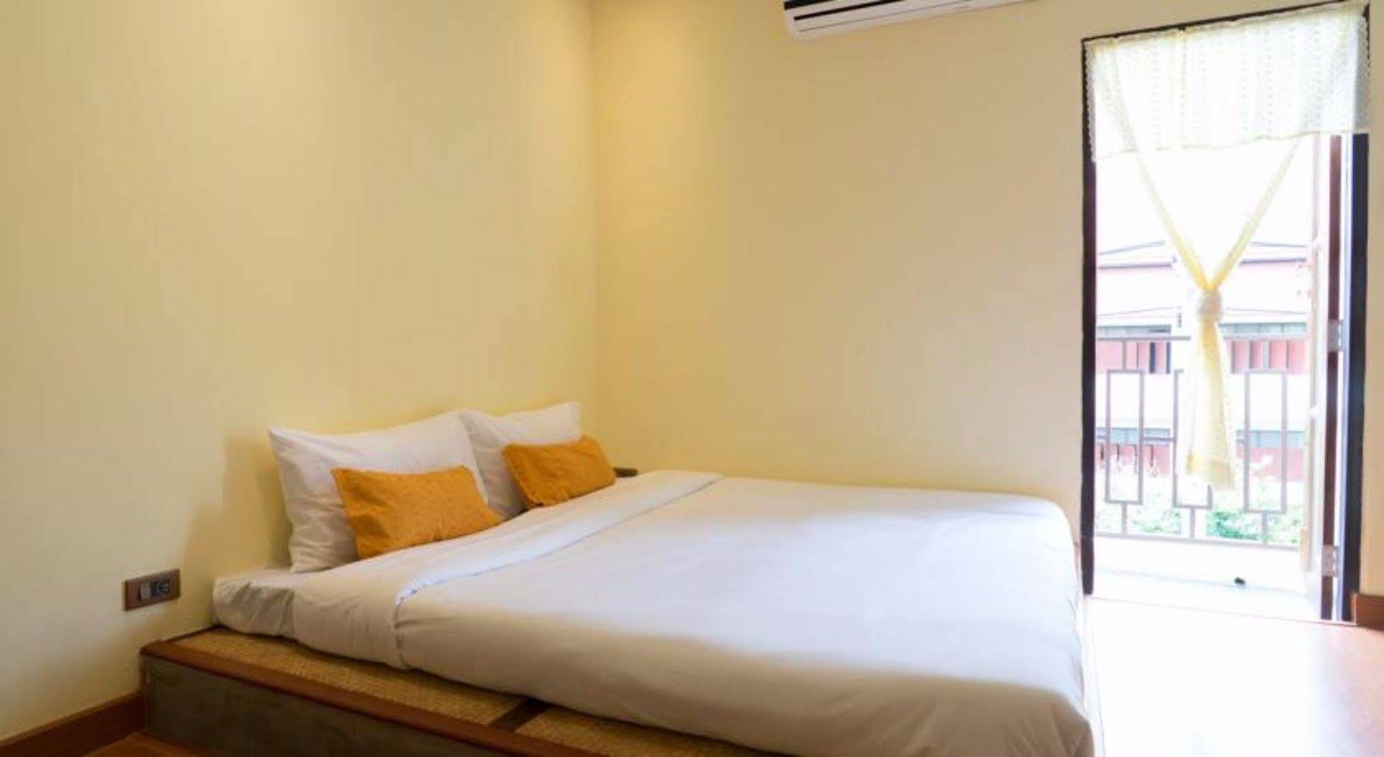 Manon Sleepeatdrink Acomodação com café da manhã Chiang Mai Exterior foto